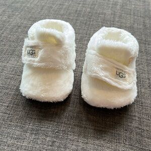 Ugg slippers. Baby Ugg slipper - size 0/1